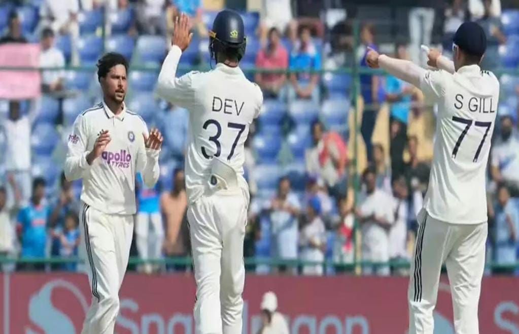 টেস্ট সিরিজ , ৮ উইকেট খুইয়ে ৩০১ রানে পিছিয়ে ওয়েস্ট ইন্ডিজ , ভারতের চাই ২ উইকেট