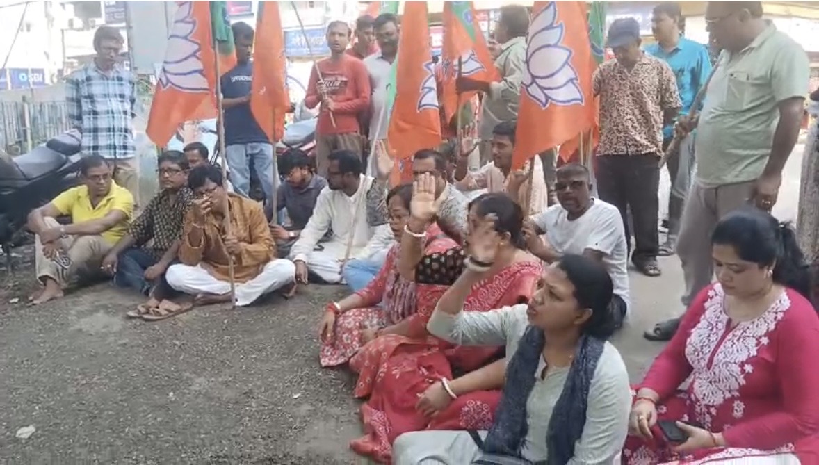 দুর্গাপুরকাণ্ডে থানা ঘেরাও বিজেপির, রাস্তায় বসে বিক্ষোভ কর্মীদের