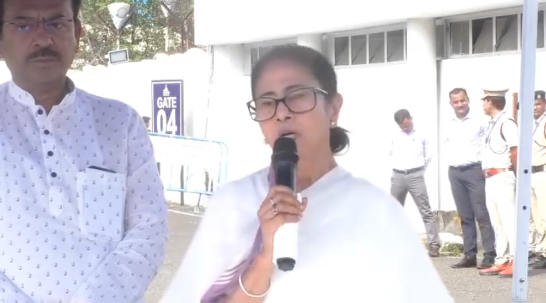 উত্তরবঙ্গ পুনর্গঠন পরিদর্শনে রওনা মুখ্যমন্ত্রী, উদ্ধারকাজে অবদানকারীদের পুরস্কার ঘোষণা