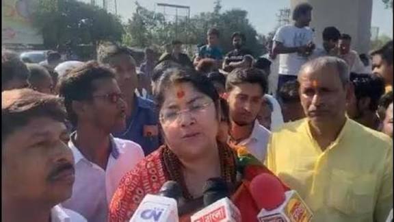 দুর্গাপুর কাণ্ডে পুলিশের  বাধার মুখে বিজেপি নেত্রী লকেট চ্যাটার্জি, মুখ্যমন্ত্রীকে তীব্র আক্রমণ