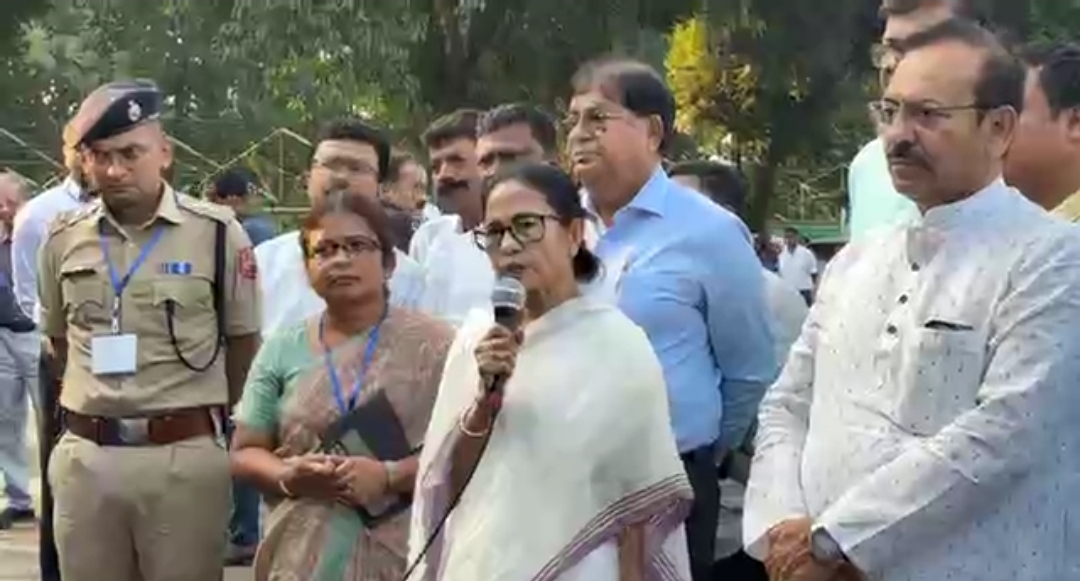 আমার কথার ভুল ব্যাখ্যা করা হয়েছে , এয়ারপোর্ট বিতর্কে মুখ খুললেন মমতা