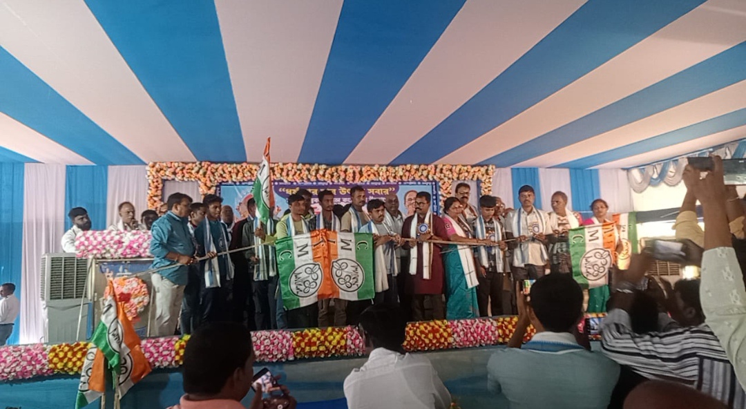 গেরুয়া শিবিরে ধস , ঝাড়গ্রামে তৃণমূলের বিজয়া সম্মেলনীতে শতাধিক বিজেপি কর্মীর যোগদান