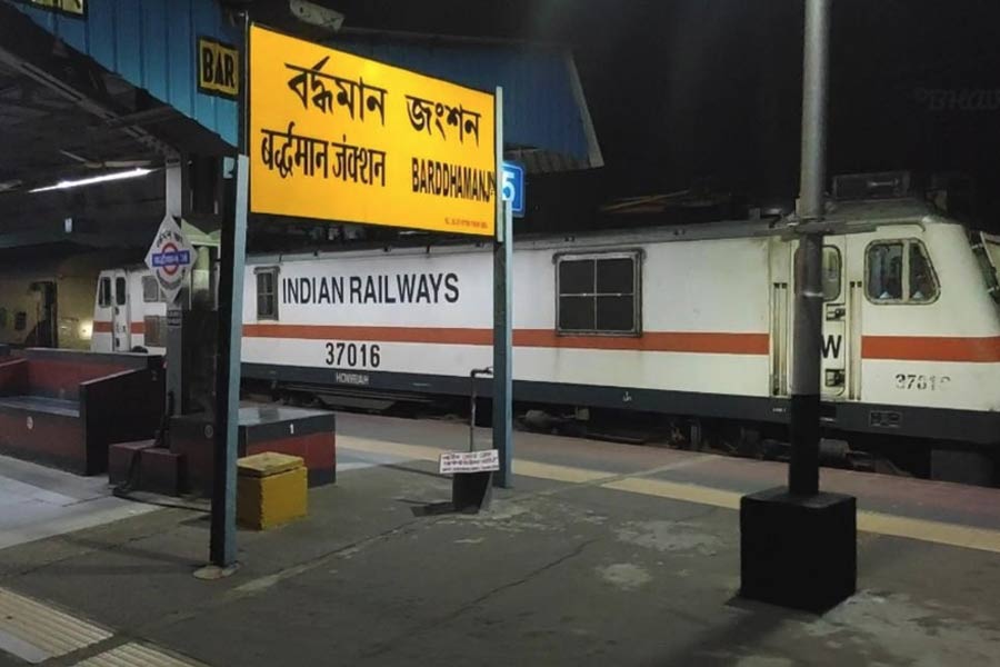 ট্রেন ঢুকতেই শুরু হুড়োহুড়ি, বর্ধমান স্টেশনে পদপিষ্ঠে আহত ৭