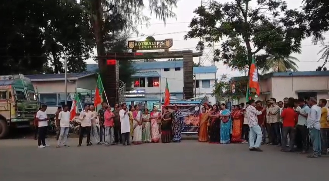 নারী নির্যাতন সহ ধর্ষণের প্রতিবাদে কৃষ্ণনগর থানায় মহিলা মোর্চার বিক্ষোভ , কড়া বার্তা মুখ্যমন্ত্রীকে