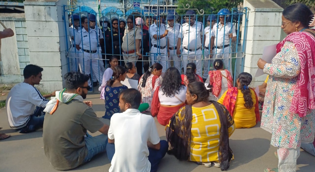 নারী নির্যাতনের বিরুদ্ধে বিজেপি মহিলা মোর্চার থানা ঘেরাও কর্মসূচিতে কম উপস্থিতি , রাজনৈতিক চাপানউতোর তুঙ্গে