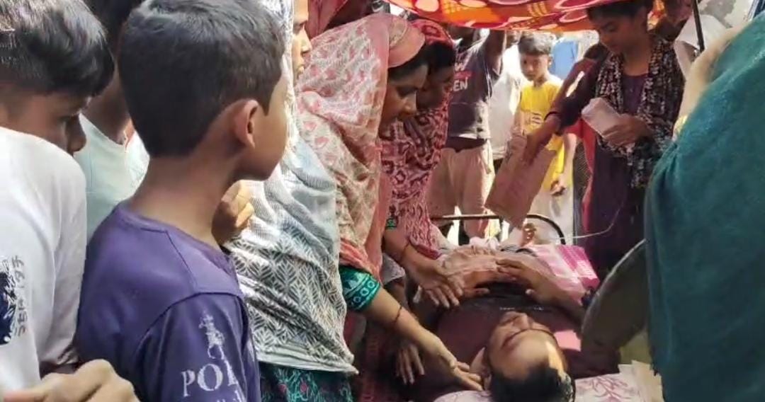 তৃণমূলের গোষ্ঠীদ্বন্দ্বের শিকার ব্লক সভাপতির ছেলে , পথ আটকে বিক্ষোভ গ্রামবাসীদের