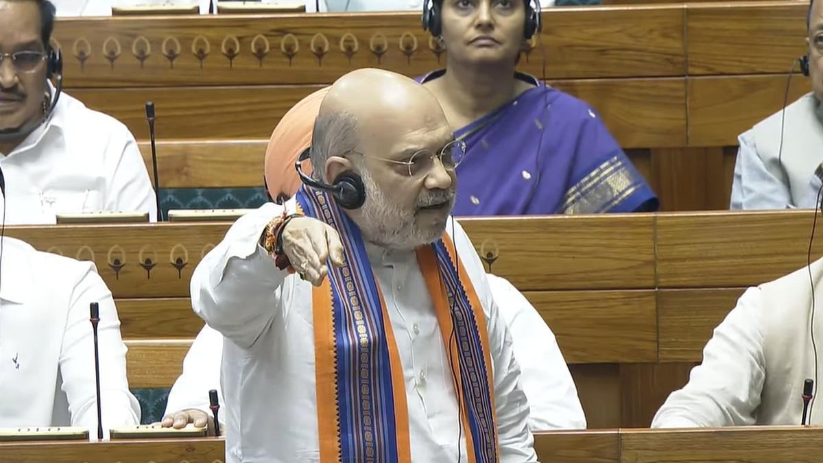 লোকসভায় কেন্দ্রের ‘অপসারণ বিল’ ঘিরে তুমুল বিক্ষোভ, কালো অধ্যায় বলে অভিযোগ বিরোধীদের