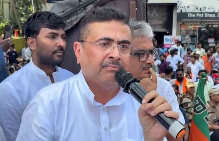 মুখ্যমন্ত্রী ছুটি কাটাচ্ছেন অথচ নির্যাতিতার পরিবারের সঙ্গে কথা বলেনি , ধর্নামঞ্চ থেকে মমতাকে কটাক্ষ শুভেন্দুর