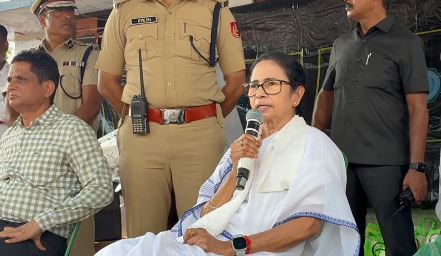 নাগরাকাটায় দুর্গতদের হাতে হোমগার্ড নিয়োগপত্র , নথি পুনঃপ্রদানের আশ্বাস মুখ্যমন্ত্রীর