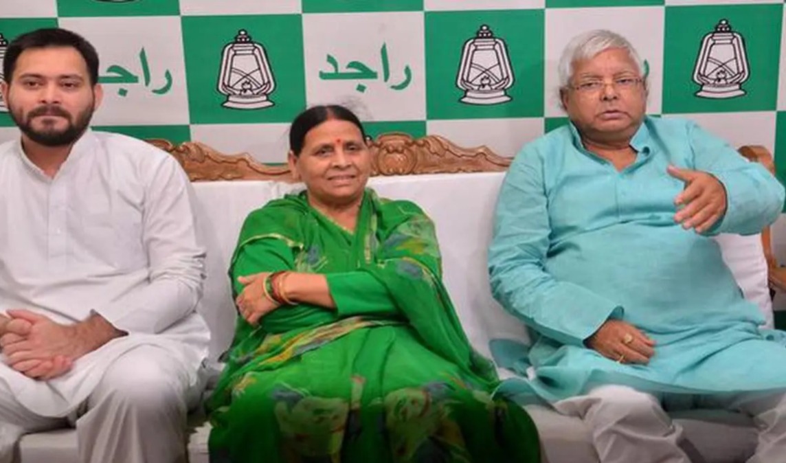 ভোটমুখী বিহারে বড়সড় ধাক্কা লালুর, আইআরসিটিসি মামলায় যাদব পরিবারের বিরুদ্ধে চার্জ গঠন সিবিআইয়ের