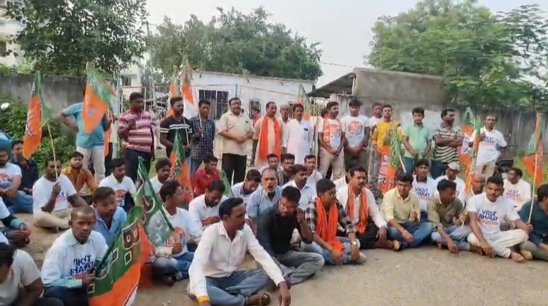 দুর্গাপুরে গণধর্ষণের ঘটনার প্রতিবাদে জেলা বিজেপি যুব মোর্চার কর্মসূচি , বিক্ষোভ পুরুলিয়ার কাশিপুর থানার সামনে