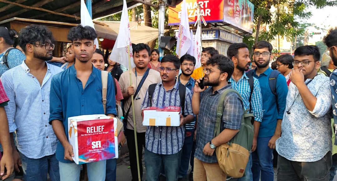 উত্তরবঙ্গের দুর্যোগপীড়িতদের পাশে দাঁড়াতে ধর্মতলায় এসএফআই - এর অর্থ সংগ্রহ অভিযান