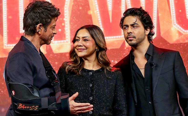 খুব ভয় লাগছে , আমায় ক্ষমা করে দিন , বাবাকে পাশে নিয়ে সাংবাদিকের সম্মুখীন আরিয়ান