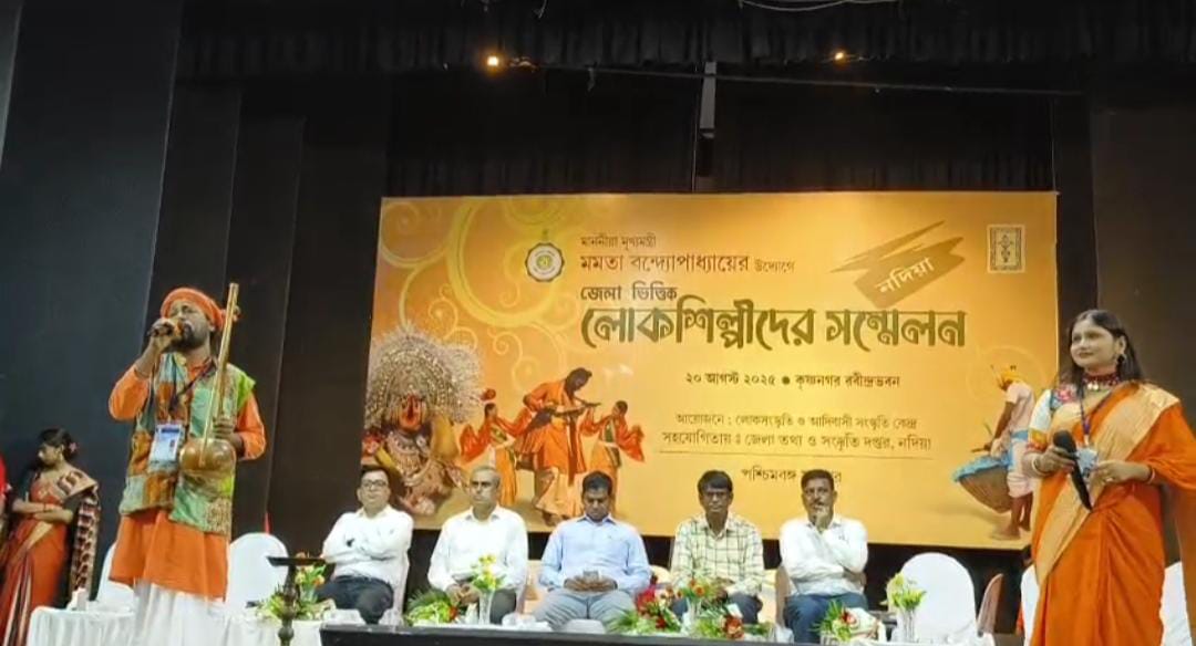 আদিবাসী শিল্পীদের উৎসাহ , পুজোর আগে মেগা সমাবেশ