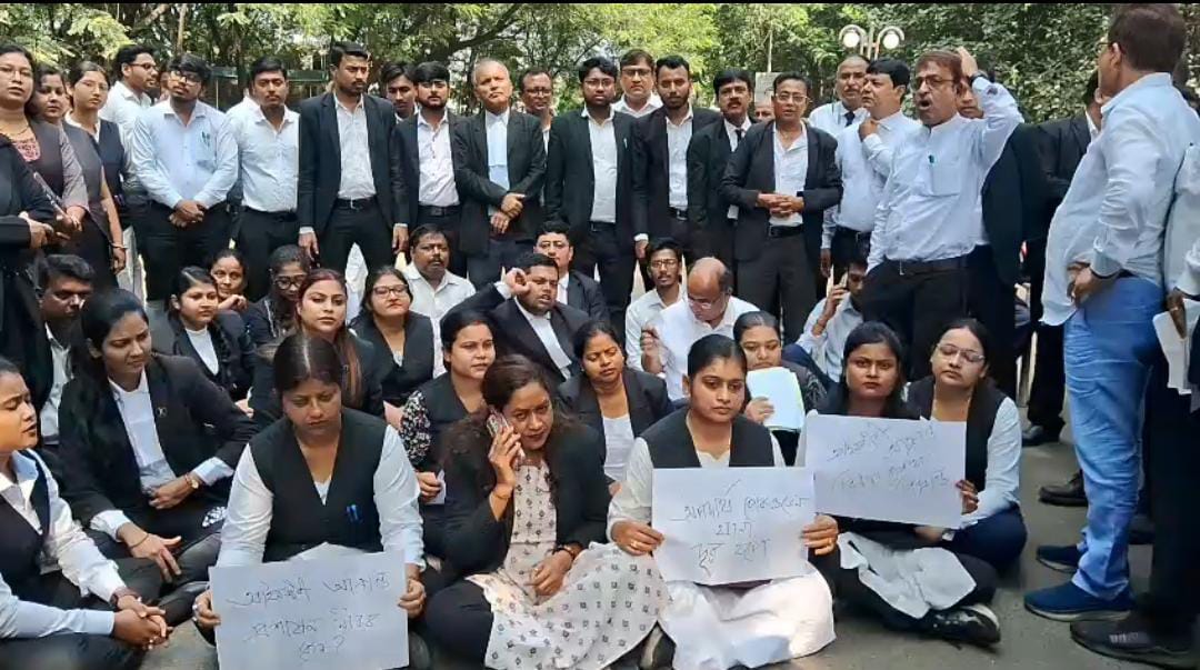 দুর্গাপুরে আইনজীবীকে মারধর দুষ্কৃতীদের , প্রতিবাদে উত্তাল আদালত চত্বর