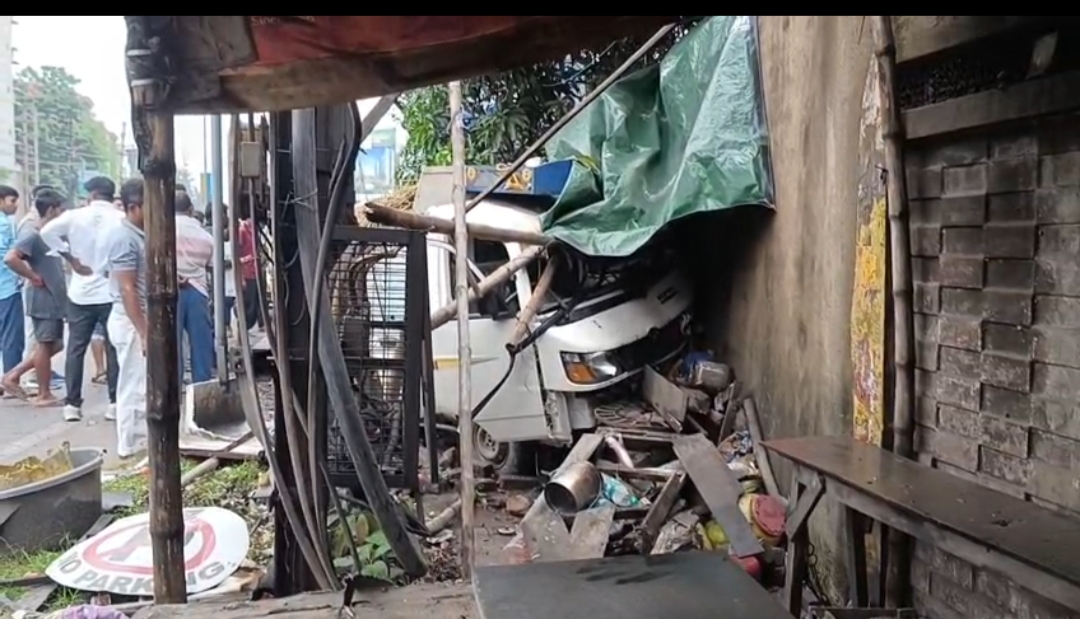 সাতসকালে চায়ের দোকানে সজরে ধাক্কা মাল বোঝাই গাড়ির, একই জায়গায় বারবার দুর্ঘটনা ঘটায় উঠছে প্রশ্ন