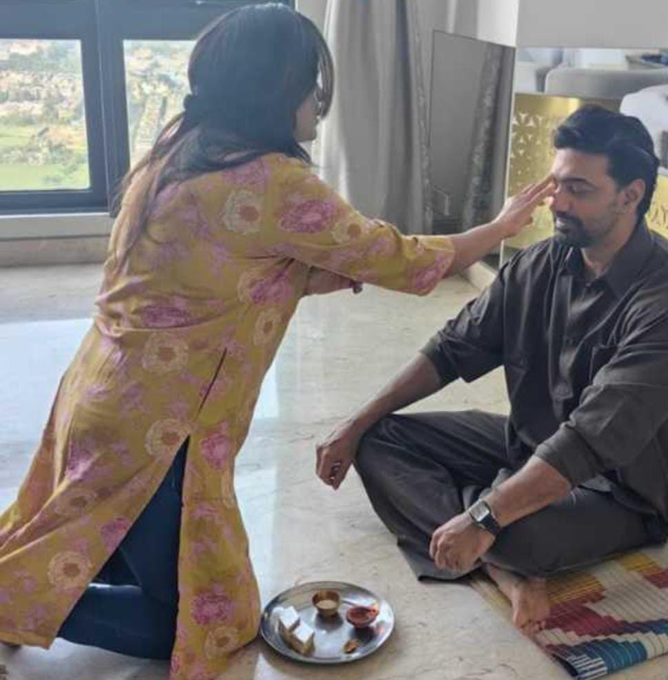 মাদুরে বসে আড়ম্বরহীন ভাইফোঁটা , সোশ্যাল মিডিয়ায় ভাইরাল দেব-দীপালীর বিশেষ মুহূর্ত