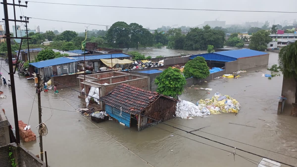 বৃষ্টির জেরে ক্ষতিগ্রস্ত দুর্গাপুজোর প্যান্ডেল প্রস্তুতি , মাথায় হাত  শিলিগুড়িবাসীর