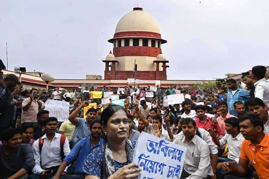 'নিজেদের লোক ঢোকাতে চাইছেন?' , নিয়োগ প্রক্রিয়া নিয়ে এসএসসিকে তুলোধনা শীর্ষ আদালতের