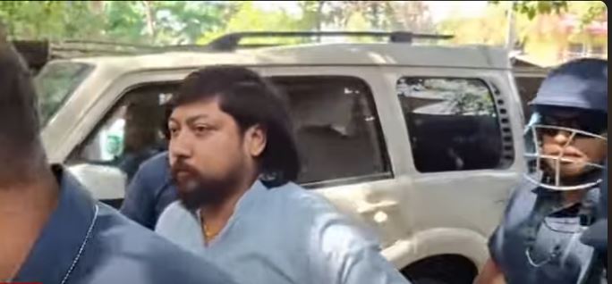 আদালত থেকে বেরোনোর পথে নিশীথের গাড়ি লক্ষ্য করে ডিমবৃষ্টি, জনরোষে প্রাক্তন কেন্দ্রীয় মন্ত্রী