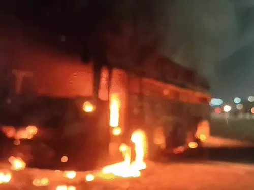 অন্ধ্রের পুনরাবৃত্তি যোগীরাজ্যে! ভয়াবহ অগ্নিকাণ্ড বাতানুকুল দোতলা বাসে
