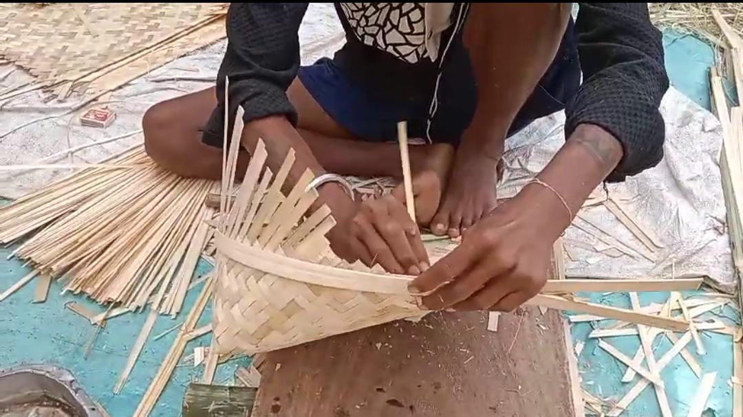 মুর্শিদাবাদে কুটির শিল্পের প্রচলন অব্যাহত , ছট পুজোর আবহে তৈরি হচ্ছে বাঁশের কুলো