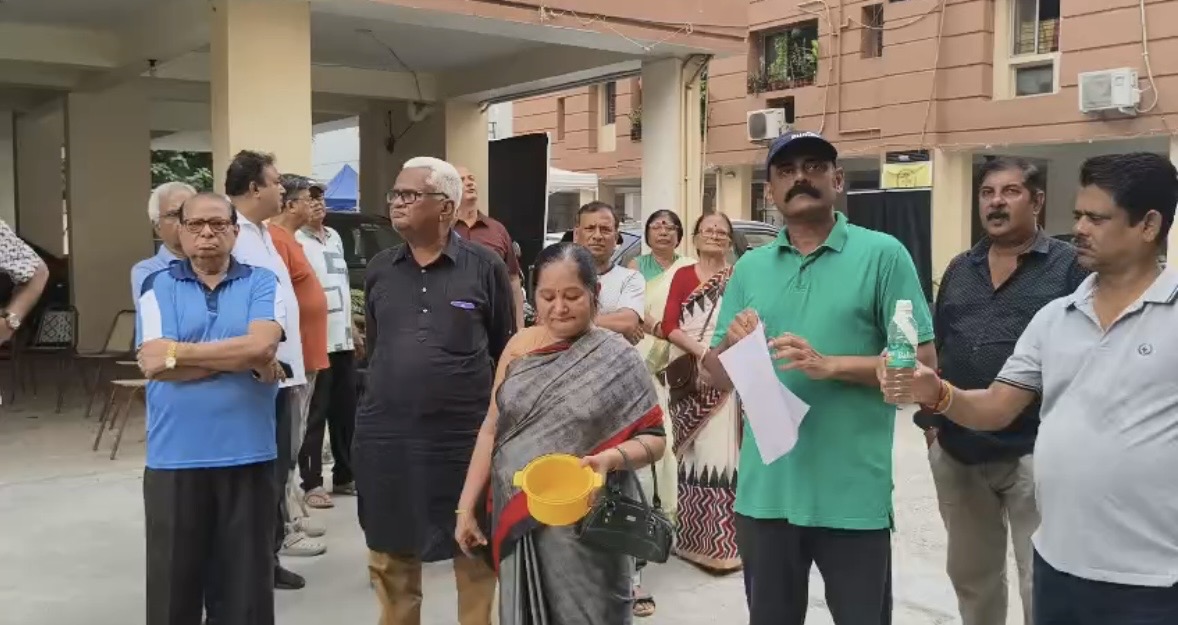নোংরা পোকাযুক্ত জল নিয়ে ক্ষোভ! জল দূষণে বিক্ষোভ আবাসনের বাসিন্দাদের