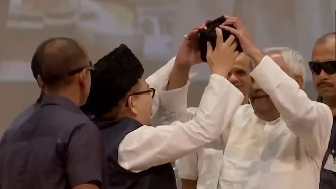 মুসলিমদের টুপি পরানোর প্রস্তাব ফেরত ‘পাল্টিবাজ’ নীতীশ কুমারের
