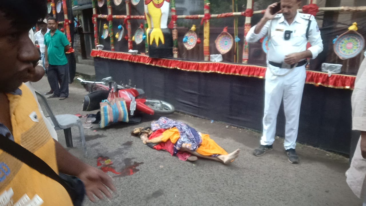 ঠাকুর দেখতে বেরিয়ে মর্মান্তিক মৃত্যু মহিলার , পুজোর আবহে বিষাদের ছায়া চন্দননগরে