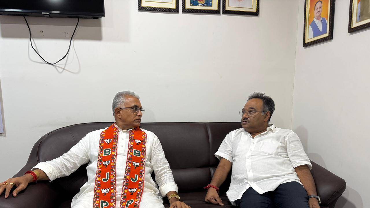 বিজেপির অন্দরে গলছে পারদ ,মুরলীধর সেন লেনে বিজয়া সম্মিলনীর আয়োজন দিলীপ ঘোষের