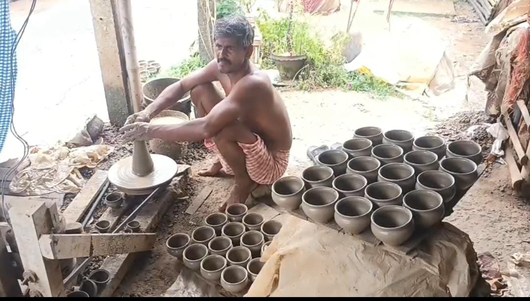 পুজোর আগে পেটে টান , বৃষ্টিতে ভিজছে মৃৎশিল্পীদের সারা বছরের রোজগার