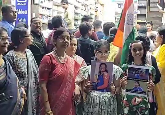 সৌরভের স্বপ্নপূরণ রিচার ,  জেলার মেয়ের বিশ্বজয়ের আনন্দে মিষ্টি বিতরণ ওয়ার্ড কাউন্সিলরের