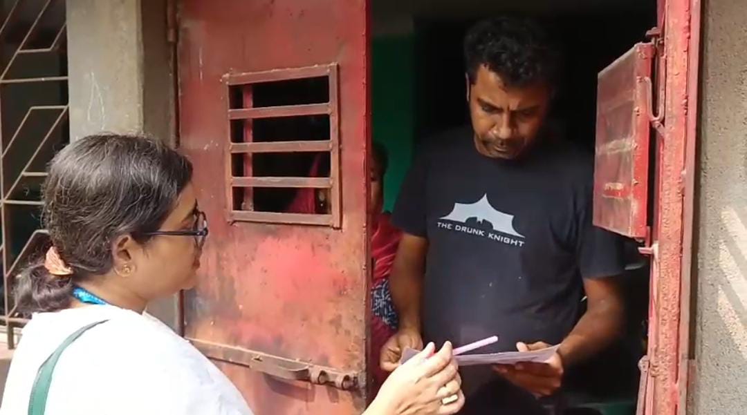 বীরভূমে শুরু SIR , ফর্ম ফিলাপের উদ্দেশ্যে বাড়ি বাড়ি কড়া নাড়ছেন BLO আধিকারিকরা