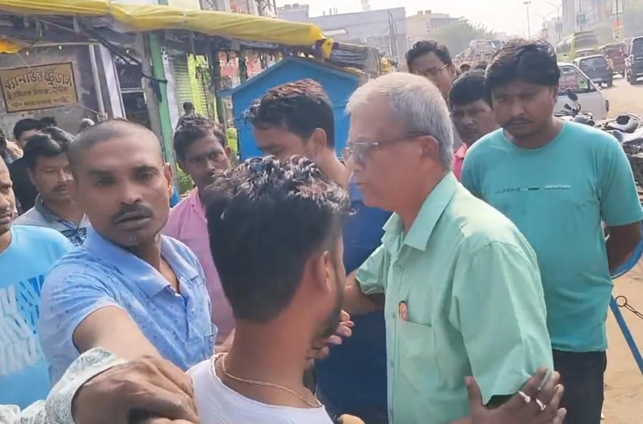 একই নম্বরপ্লেটের দুটি বাইক , খবর সংগ্রহ করতে গিয়ে হেনস্থার শিকার সাংবাদিক , বিক্ষোভ স্থানীয়দের