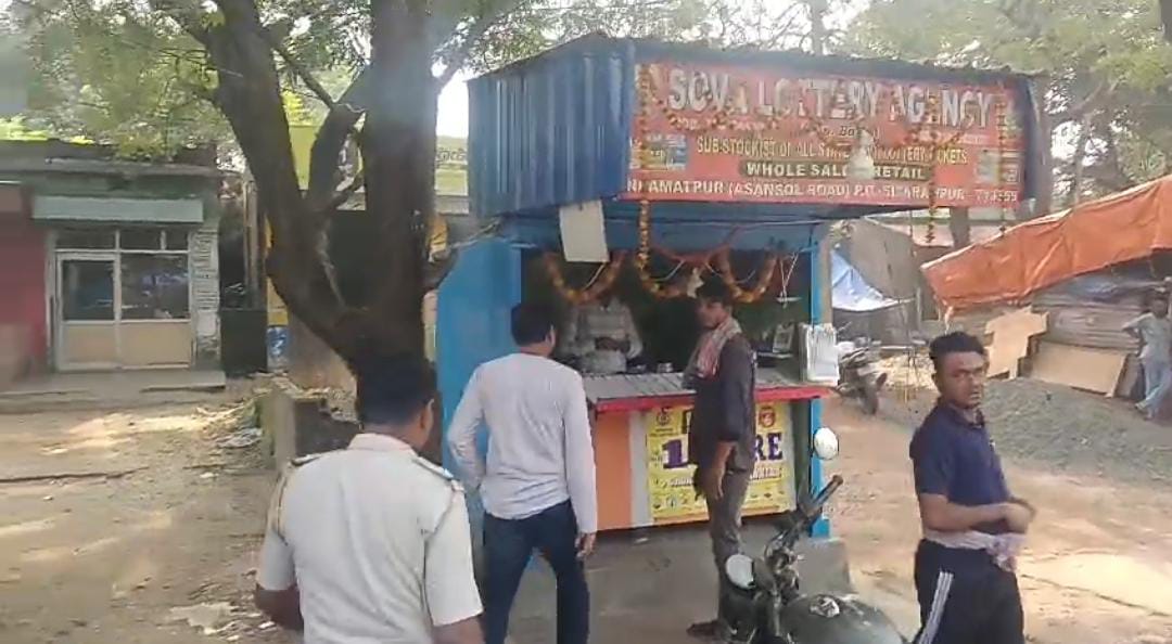 লটারি ব্যবসার আড়ালে বেআইনি করবার , পুলিশি অভিযানে তুমুল চাঞ্চল্য এলাকায়