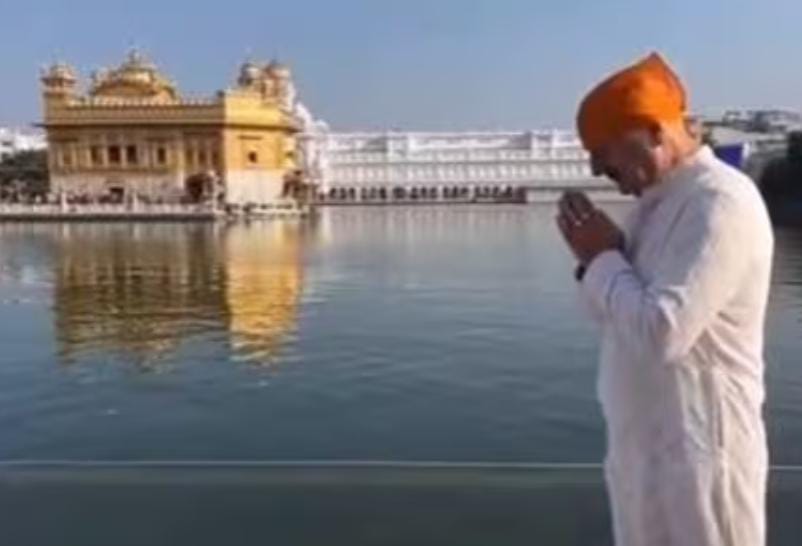 গুরুনানকের ৫৫৬ তম জন্মবার্ষিকীতে বিশেষ শ্রদ্ধা ,  অমৃতসর স্বর্ণমন্দির পরির্দশনে অনুপম খের