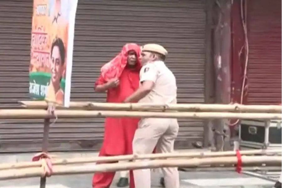 হামলা কাণ্ডের পর দিল্লির মুখ্যমন্ত্রীর সভায় অশান্তির চেষ্টা! আটক মহিলা পোশাক পরা এক ব্যক্তি