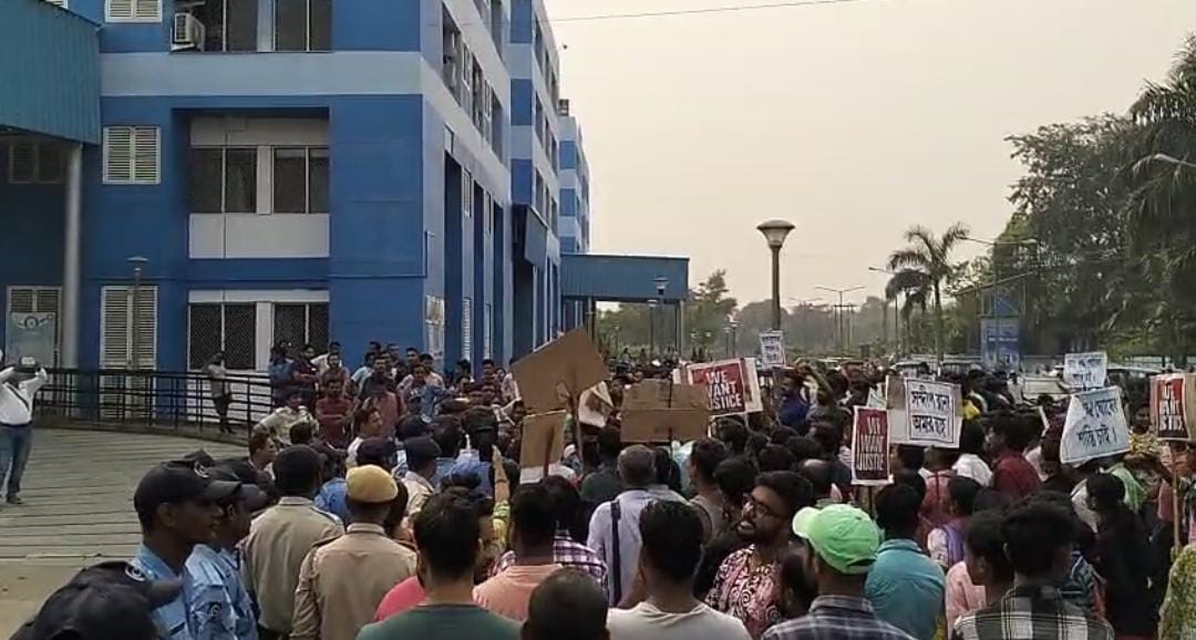কিশোর মৃত্যুতে অভিযুক্ত চিকিৎসকদের শাস্তির দাবি , আমজনতার বিক্ষোভে উত্তাল হাসপাতাল চত্বর