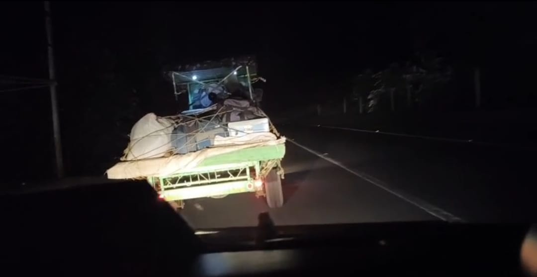 SIR আতঙ্কে রাতের অন্ধকারে ঘরছাড়ার হিড়িক, পোটলা -পাতি  গুটিয়ে এলাকা ছাড়ছে মানুষ