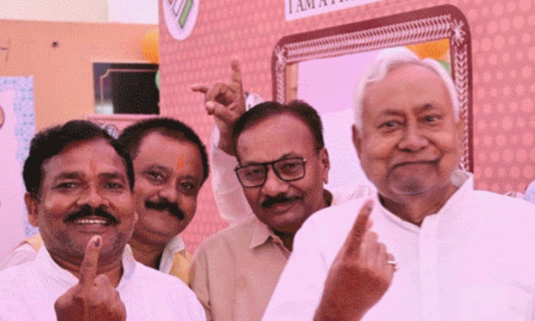 বিহারে প্রথম দফায় নির্বাচন, ভোটদান নীতীশ কুমারের