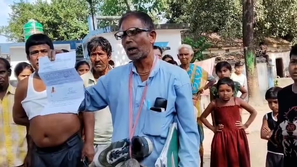 মাথাভাঙায় চাঞ্চল্য , বিজেপির BLA কে জুতোর মালা পরিয়ে ঘোরানোর অভিযোগ তৃণমূলের বিরুদ্ধে