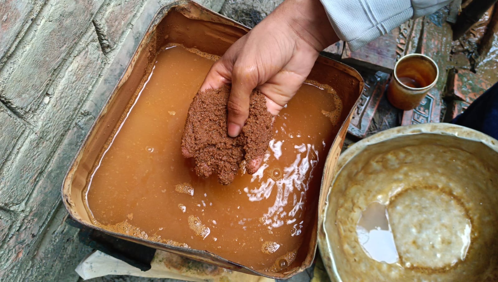 পাইপলাইন থাকতেও পানীয় জলের তীব্র সঙ্কটের মুখে মালদহবাসী , এলাকা উন্নয়নের প্রতিশ্রুতি দিয়েও নির্বাক পঞ্চায়েত