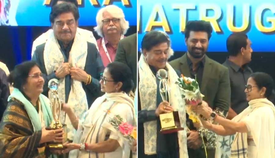 কলকাতা আন্তর্জাতিক চলচ্চিত্র উৎসবের মঞ্চে বঙ্গবিভূষণে ভূষিত আরতি মুখোপাধ্যায় ও শত্রুঘ্ন সিনহা