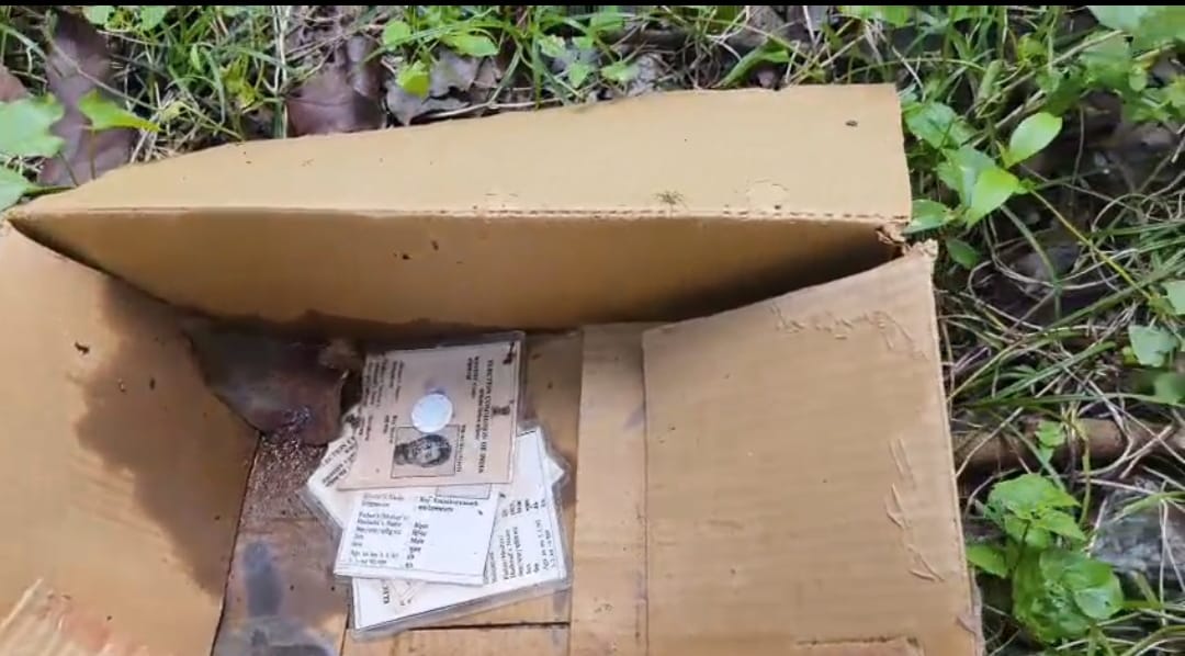 পূর্বস্থলীর পর এবার রাজগঞ্জ , বিডিও অফিসের পিছনে উদ্ধার একাধিক ভোটার কার্ড