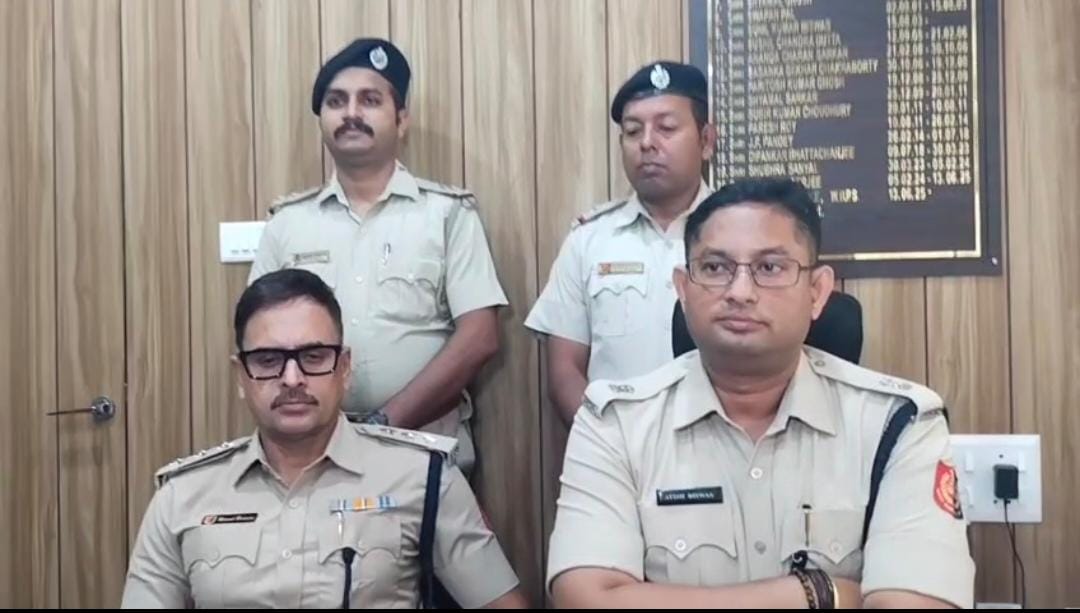 সুকৌশলে সোনা চুরি করে সুন্দরী প্রেমিকাদের উপহার , ২ চোরের কীর্তি ফাঁস বারাসাত পুলিশের