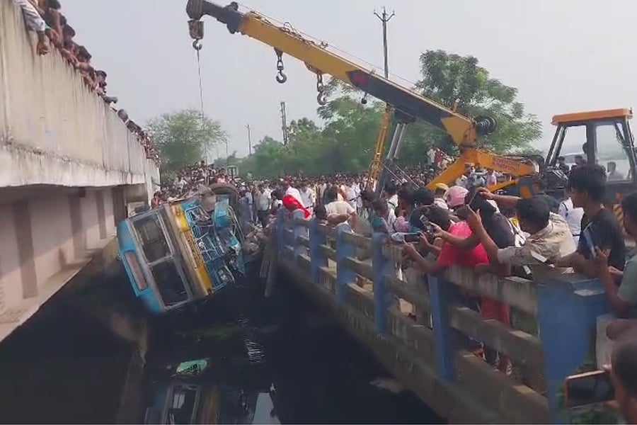 রাজারহাটে ভয়াবহ দুর্ঘটনা , ব্রিজ ভেঙে খালে যাত্রীবোঝাই বাস, আহত ৪০