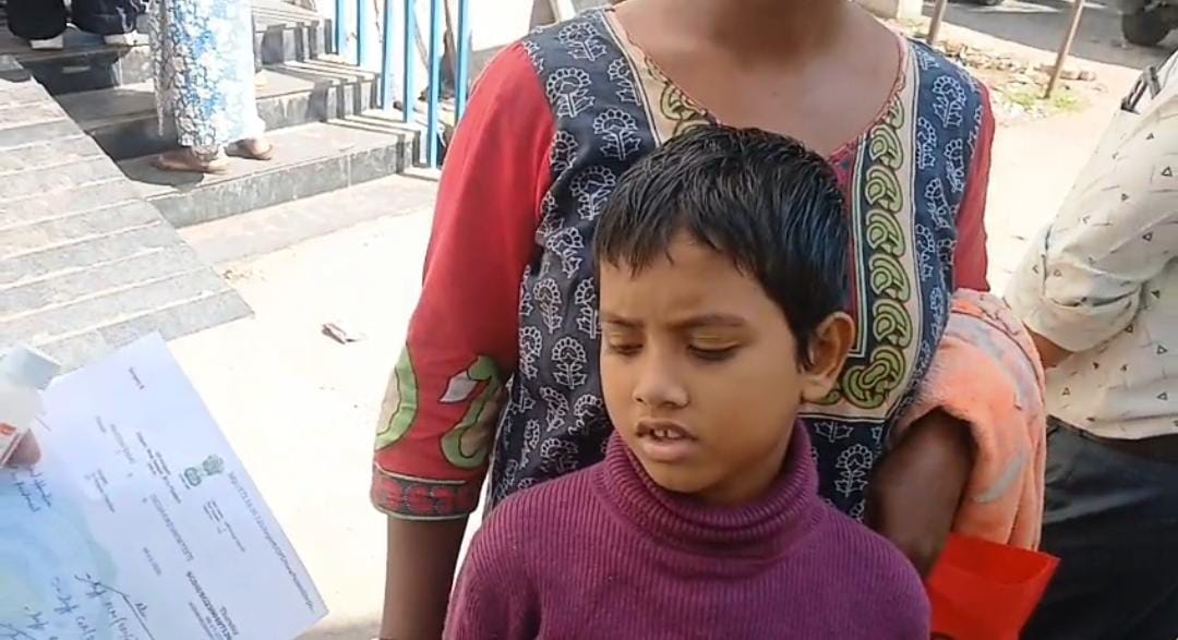 বাংলা বলব না , হিন্দি শিখে আসুন , ভুল ওষুধ দিয়ে রোগীর পরিবারের সঙ্গে চরম অসভ্যতা ফার্মাসিস্টের