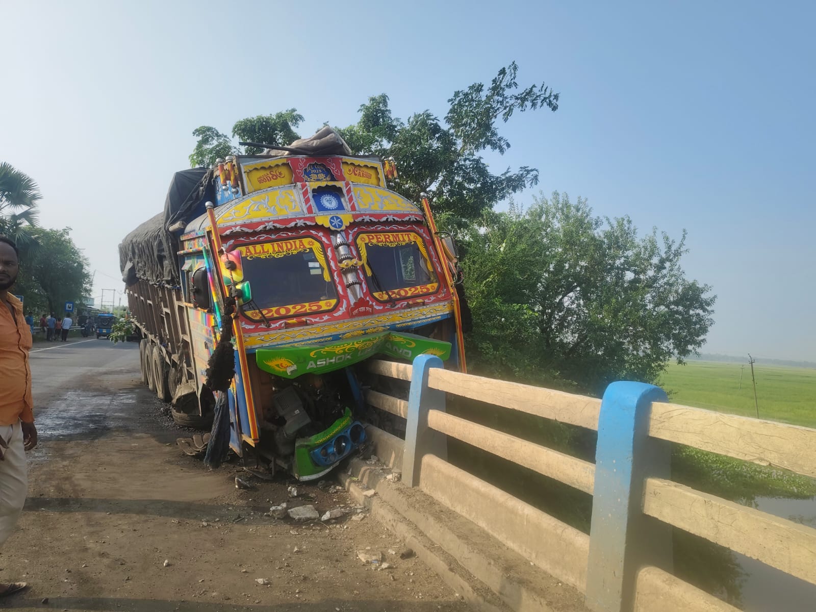 নিয়ন্ত্রণ হারিয়ে কালভার্টের ওপর ট্রাক , হুলস্থুল কান্ড কান্দিতে
