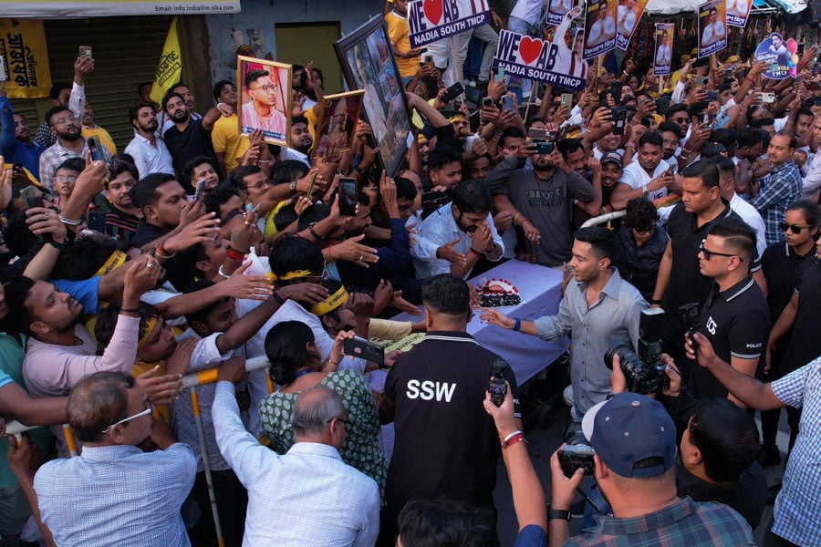 জনসমুদ্রে জন্মদিনের বিকেল, কালীঘাটে অনুরাগীদের ভালোবাসায় ভাসলেন অভিষেক বন্দ্যোপাধ্যায়