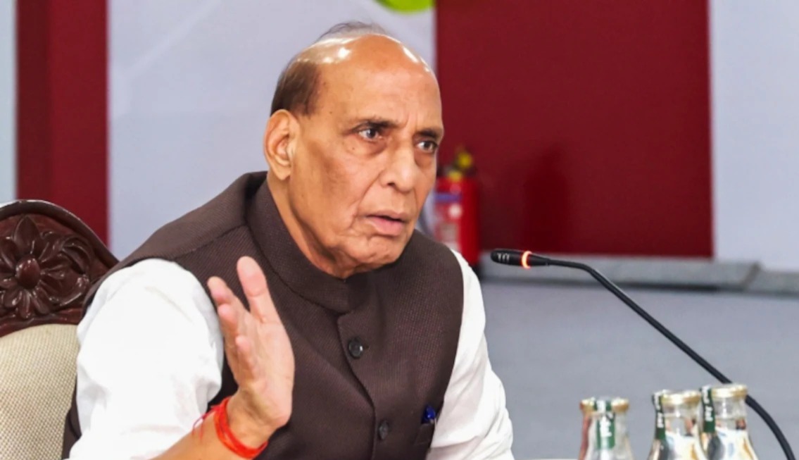 “উত্তেজনাপূর্ণ সম্পর্ক চাই না, সতর্ক থাকা উচিৎ ইউনুসের”, হুঁশিয়ারি রাজনাথের